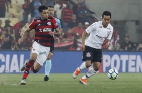 Jadson em jogada contra o Flamengo; Jogo de ida da semifinal da Copa do Brasil