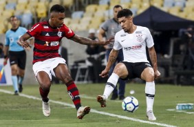 Volante Douglas durante partida contra o Flamengo, no Maracan