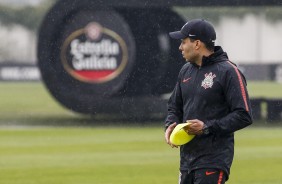 Jair Ventura treina sua equipe debaixo de chuva