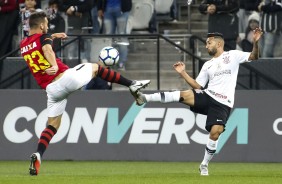 Clayson disputa jogada na partida contra o Sport