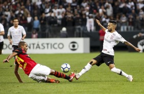 Clayson divide bola com adversário