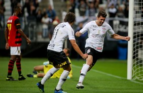 Danilo Avelar vibrou muito ao marcar seu primeiro gol no Timão