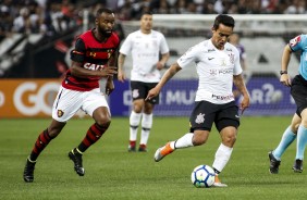 Jadson dá passe na partida contra o Sport