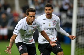 Jadson vibrou muito ao marcar o primeiro gol do Timão