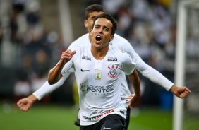 Jadson vibrou muito ao marcar o primeiro gol do Timão