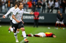 Jadson vibrou muito ao marcar o primeiro gol do Timão