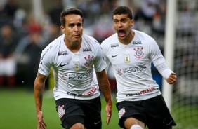 Jadson vibrou muito ao marcar o primeiro gol do Timão