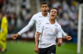 Jadson vibrou muito ao marcar o primeiro gol do Timão