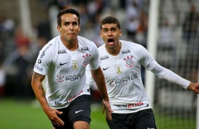 Jadson vibrou muito ao marcar o primeiro gol do Timão