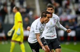 Jadson vibrou muito ao marcar o primeiro gol do Timão