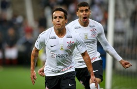 Jadson vibrou muito ao marcar o primeiro gol do Timão