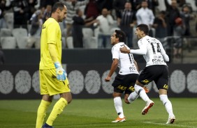 Jogadores comemoram primeiro gol na vitria sobre o Sport