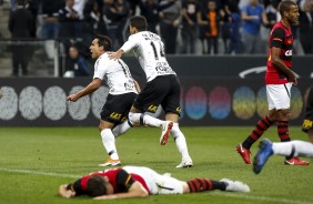 Jogadores comemoram primeiro gol na vitria sobre o Sport