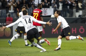 Jogadores comemoram primeiro gol na vitória sobre o Sport