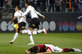 Jogadores comemoram primeiro gol na vitria sobre o Sport