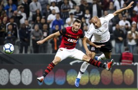 Roger disputa jogada com adversário