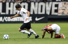 Romero deixa adversrio no cho na partida contra o Sport