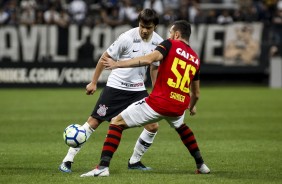 Romero passa por adversário na partida contra o Sport