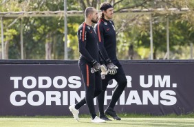 Os goleiros Walter e Cássio durante o treino de reapresentação do elenco no CT Joaquim Grava