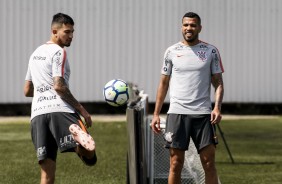 O zagueiro Pedro Henrique o atacante Jonathas no treinamento desta manhã no CT