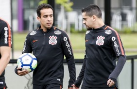 Fagner e Jadson durante o treino desta manh no CT Joaquim Grava