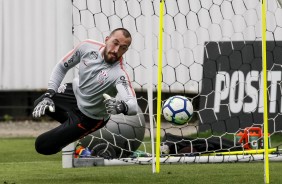 Goleiro Walter durante o treino desta manhã no CT Joaquim Grava