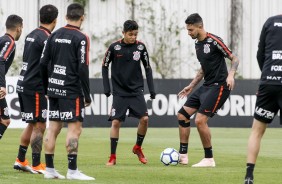Jogadores treinam pela manhã no CT Joaquim Grava
