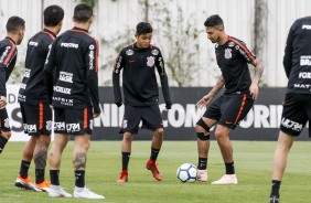 Jogadores treinam pela manh no CT Joaquim Grava