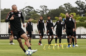 O atacante Roger durante o treino desta manh