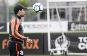Técnico Jair Ventura comanda treino em busca da equipe ideal