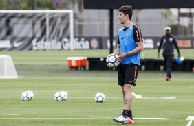 Danilo Avelar durante o treino desta manh no CT