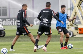 Douglas e companheiros no treino desta manhã no CT