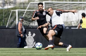 Douglas e Emerson Sheik em disputa pela bola no treino deste sbado no CT Joaquim Grava