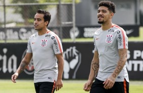 Jadson e Douglas caminham no treino desta manh no CT