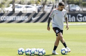 Lateral Fagner no CT Joaquim Grava durante treino