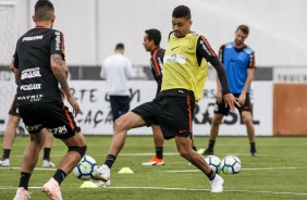Léo Santos em jogada durante o treino desta manhã no CT