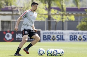 Mantuan durante treino no CT Joaquim Grava