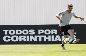 O lateral Danilo Avelar no treinamento desta manh no CT