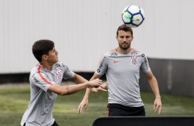 O meia Vital e o zagueiro Henrique treinam no CT