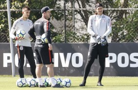 Treino de goleiros no CT Joaquim Grava