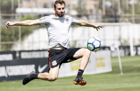 Zagueiro Henrique durante treino desta manh no CT