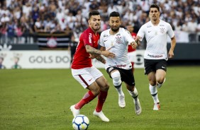 Clayson e Danilo Avelar durante jogada contar o Internacional, na Arena Corinthians