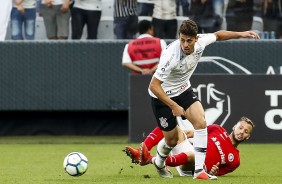 Danilo Avelar em jogada contra o Internacional, na Arena Corinthians, pelo Campeonato Brasileiro