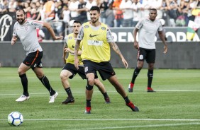 Danilo, Pedro Henrique e companheiros no treino aberto na Arena Corinthians