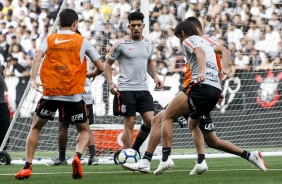 Douglas e companheiros no treino de hoje, na Arena Corinthians