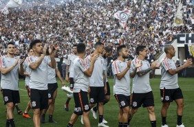 Elenco aplaudindo torcedores presentes no treino aberto na Arena Corinthians