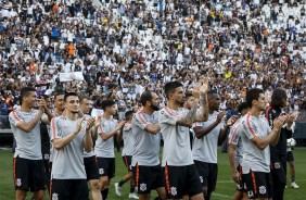 Elenco corinthiano aplaude os mais de  38 mil torcedores presentes no treino aberto