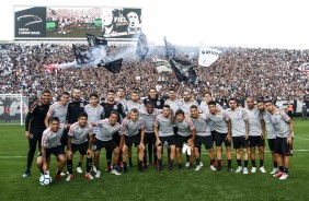 Elenco posa para foto durante treino aberto na Arena Corinthians