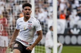 Empatando o jogo, Douglas anotou o nico gol do Corinthians na partida contra o Internacional