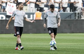 Gabriel e Fagner treinam na Arena Corinthians, diante 383 mil torcedores